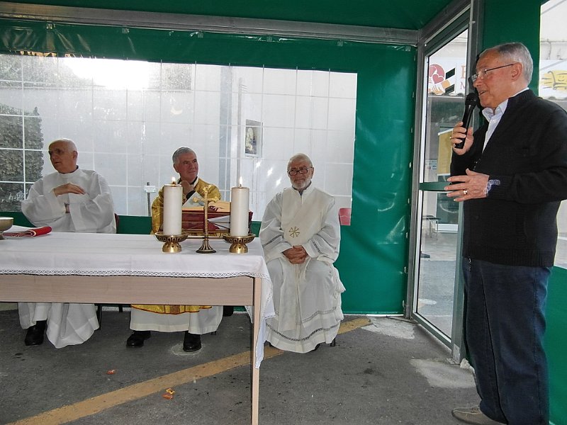 SAM_5319.jpg - ... prima della S. Messa porge il suo saluto al nuovo Vescovo il Presidente di Betania Nazzareno Marchei ...