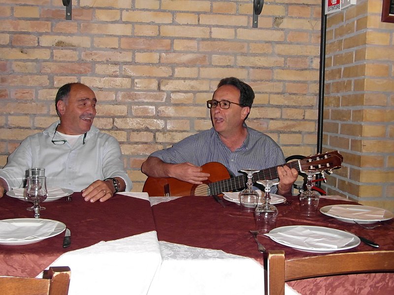 SAM_5358.jpg - ... il chitarrista Giancarlo ed il collega Mimmo si sono scatenati e ci hanno allietati con musica e canti ...